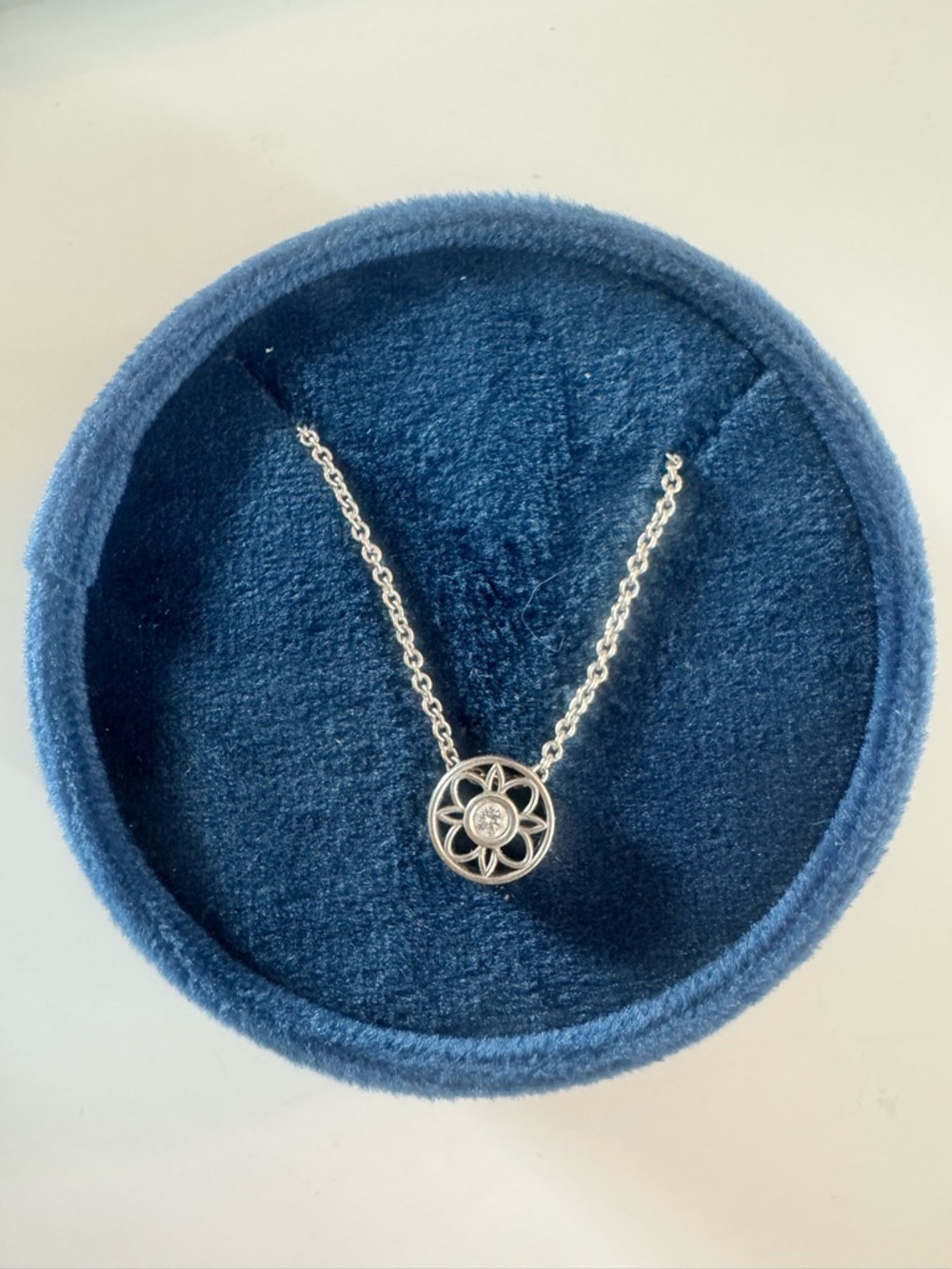 White Gold Flower Pendant Necklace with Diamond